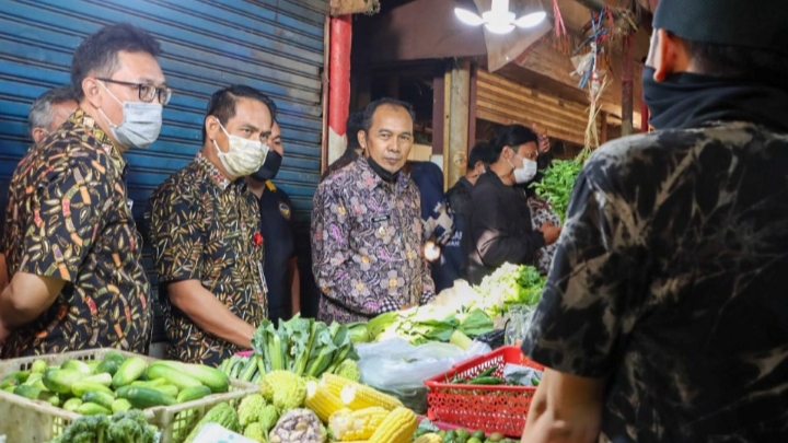 Pastikan Stock Bahan Pokok Aman, Plt Wali Kota Cimahi Sidak Kepasar
