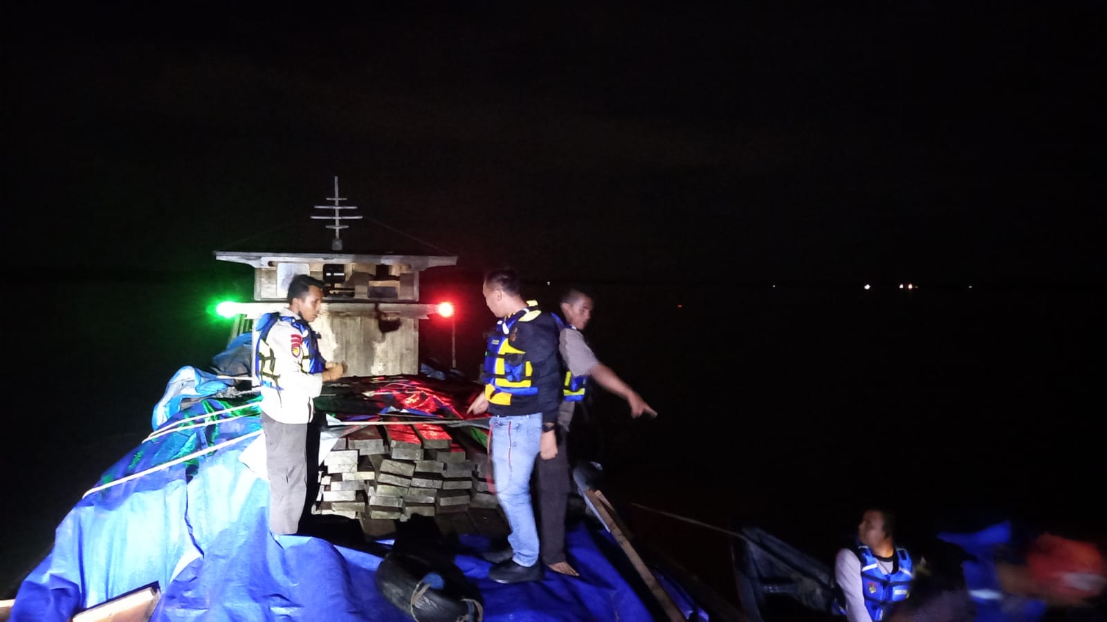Satpolairud Polres Meranti Tangkap Kapal Motor Bermuatan Kayu Ilegal Logging