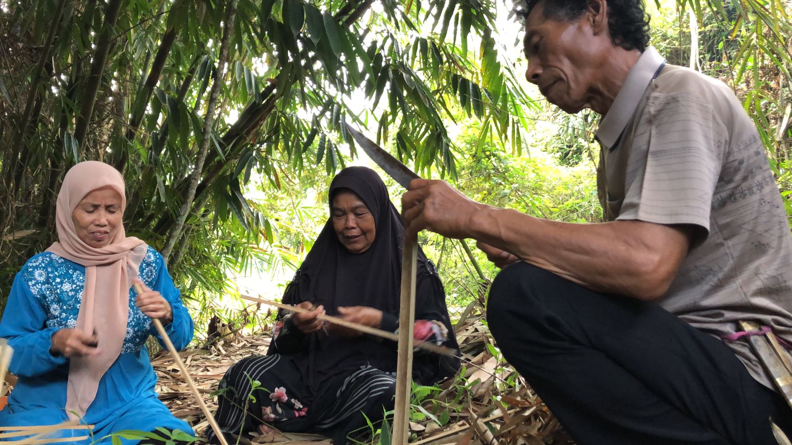 Emak Emak Kampung Cisitu Saat Menganyam Bambu