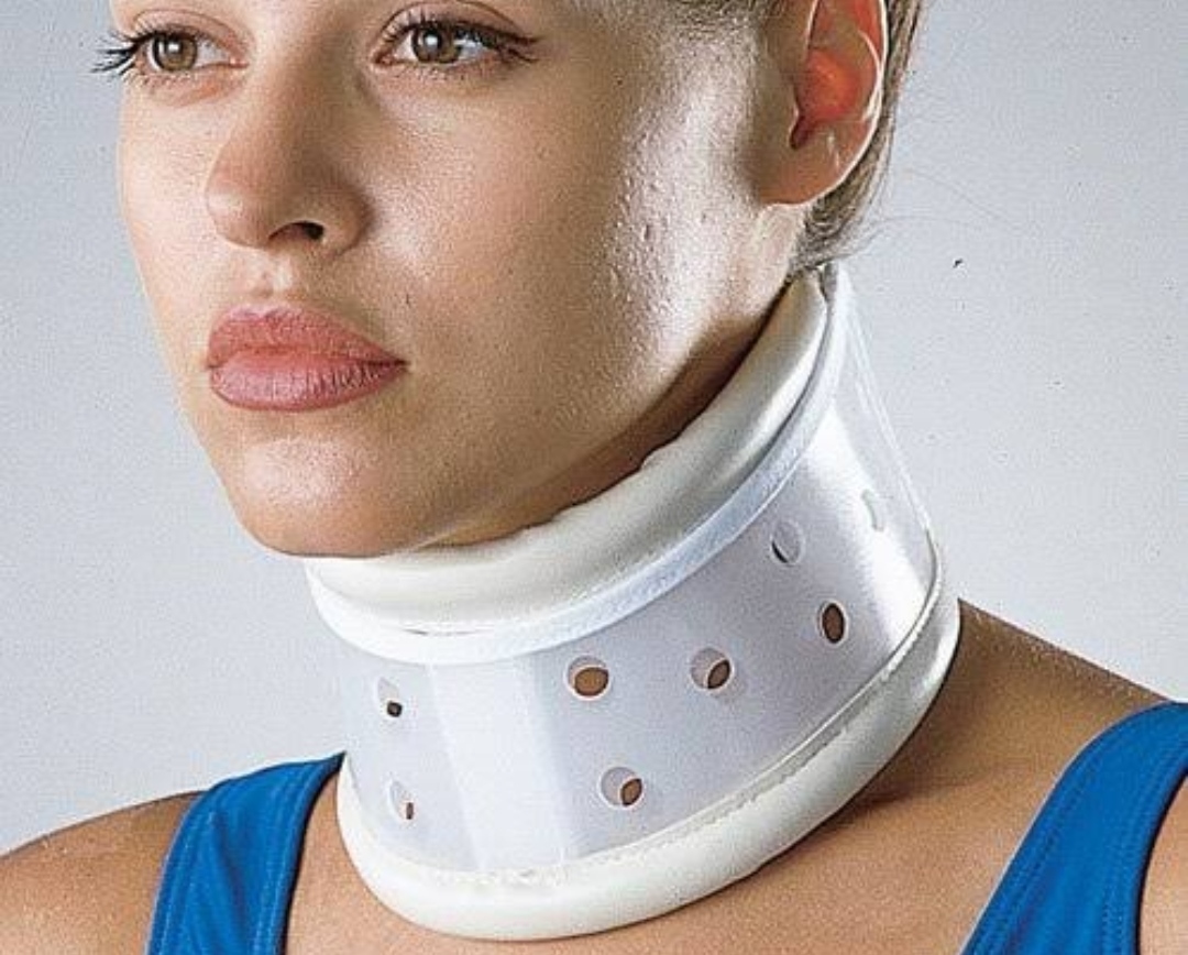 Pasien yang menggunakan alat kesehatan penyangga leher atau Cervical Collar