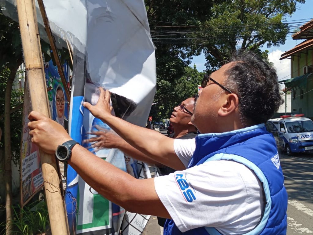 Ketua Dpc Partai Demokrat Kota Cimahi H. Agung Budi Santoso (Abs) Saat Mencopot Atribut Gambar Dirinya Sendiri