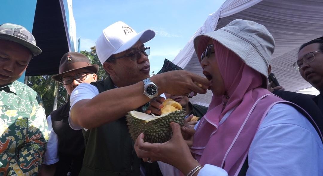 Bupati Bandung Dadang Supriatna dan Bunda Bedas Emma Dety Dadang Supriatna Bedas Festival Durian" di Plaza Upakarti Komplek Pemkab Bandung, Soreang, Jumat (23/2/2024).