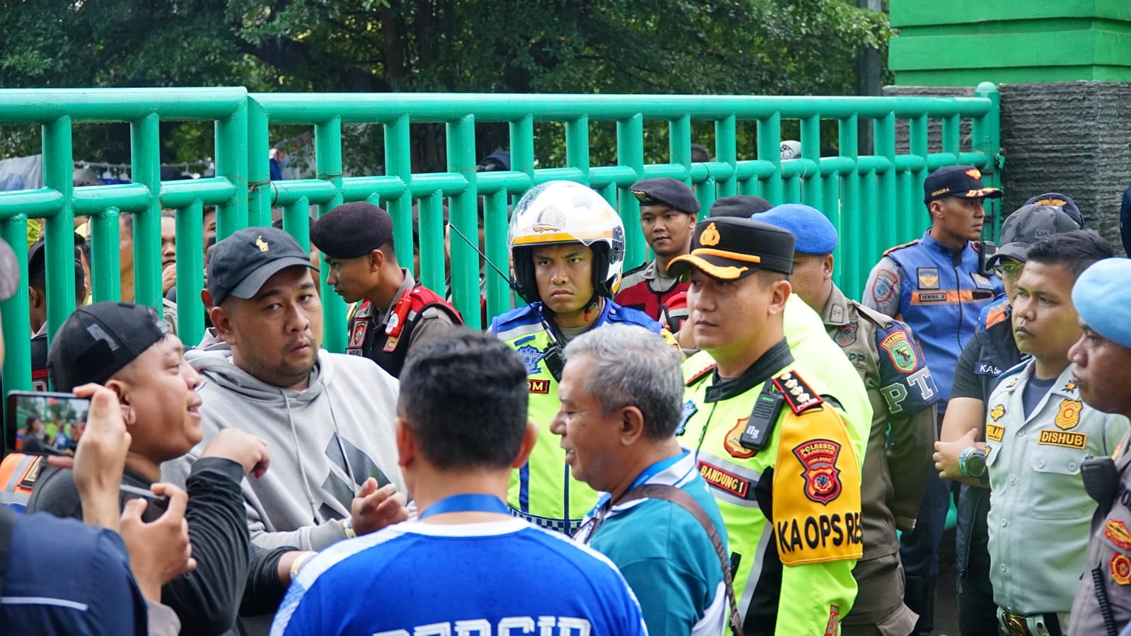 Kapolresta Bandung Amankan Pertandingan Persib Vs PSIS Semarang, Kapolresta Bandung sayangkan panpel menjual tiket ke tim tamu.(29/02/2024)