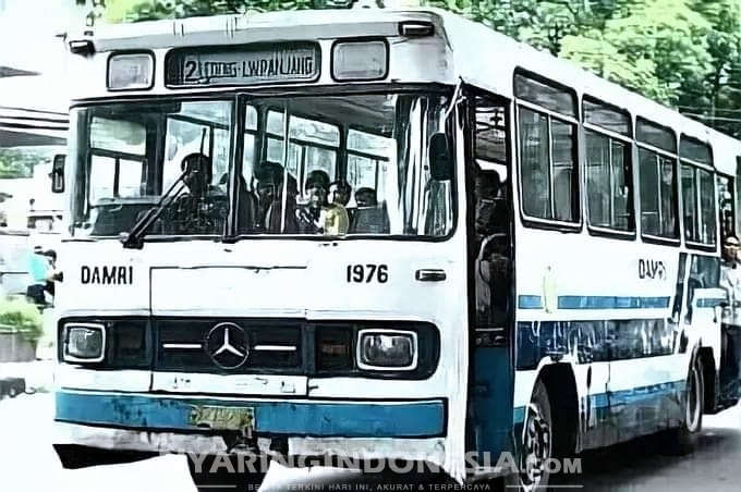 Jejak Sejarah Bus DAMRI: Transportasi Ikonik Bandung yang Menghubungkan Kehidupan Kota