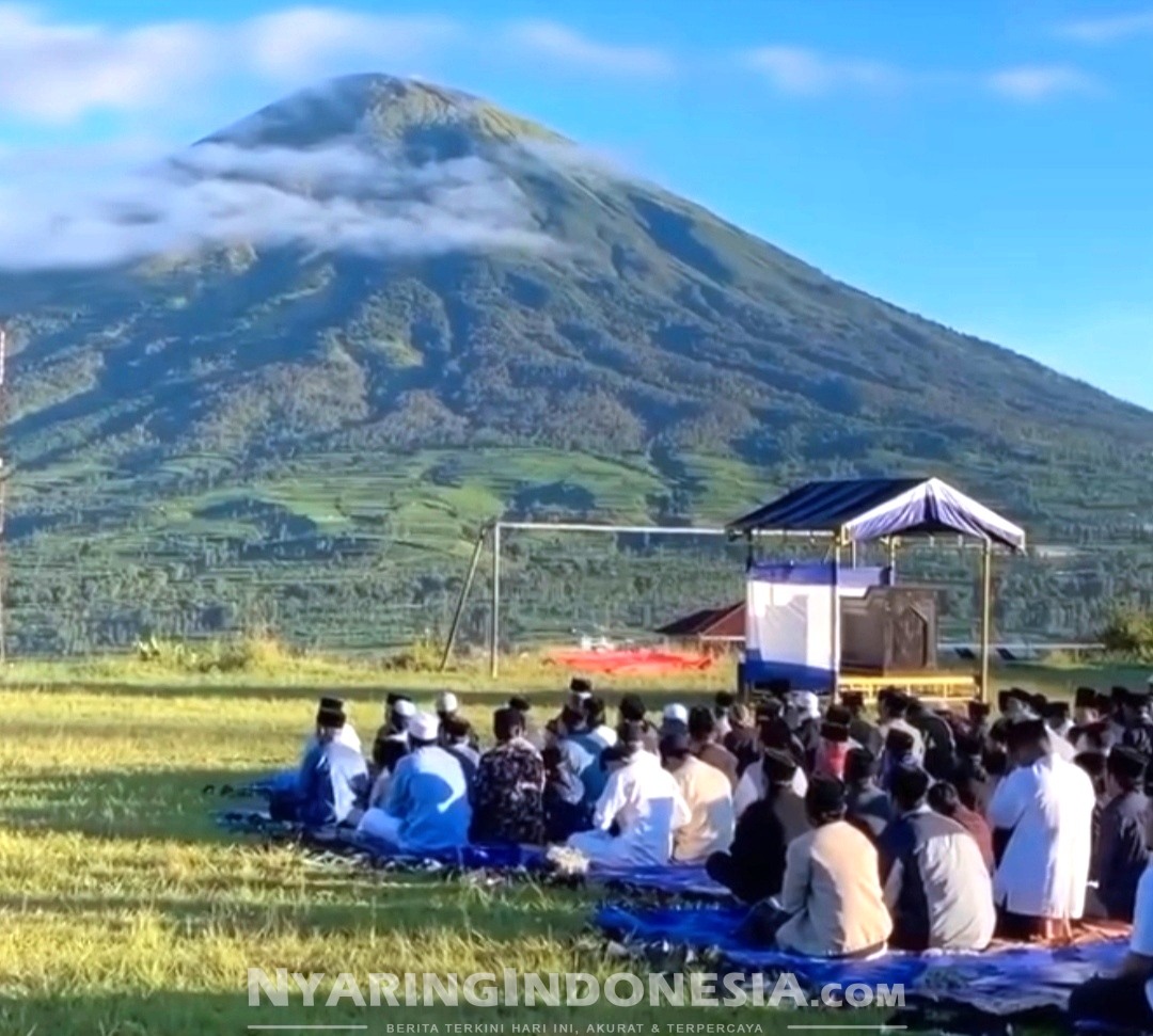 Tangkapan layar pemandangan yang memukau dari lapangan Dusun Garung berlatarbelakang Gunung Sindoro