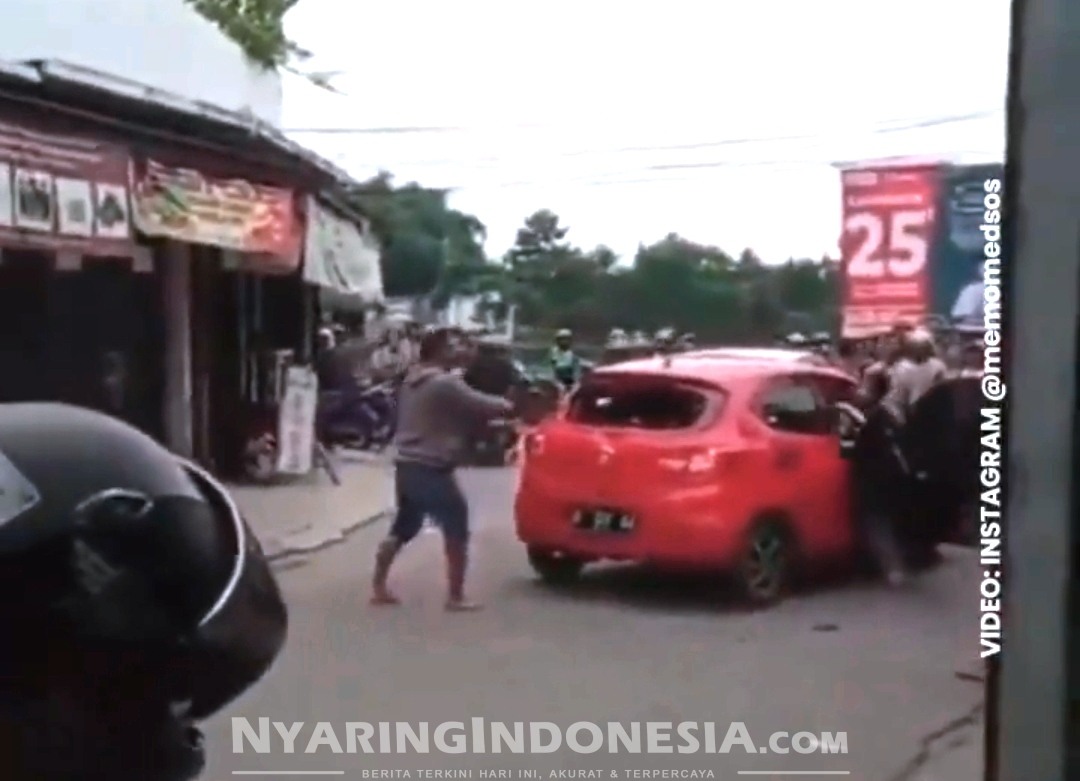 Tangkapan layar aksi premanisme bersenjata di pasar rancamanyar (ig@memomedsos)