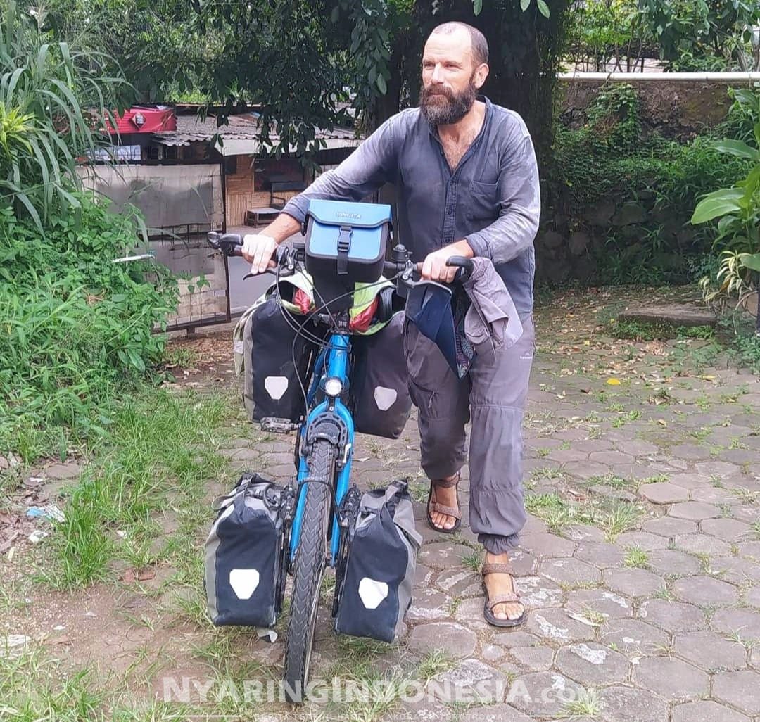 Carlos Blasco seorang petualang asal Spanyol "108 Ride Anywhere"