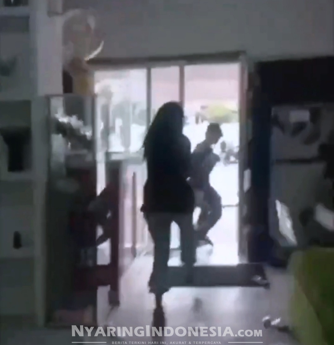 Tangkapan layar pada Video saat kejadian Preman marah karena Tak Diberi Uang, Acak-acak Salon di Serang Banten