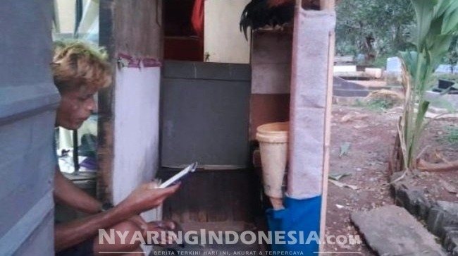 IS terpaksa tinggal di Tempat Pemakaman Umum (TPU) setelah kehabisan semua asetnya dan terjerat hutang pinjaman online