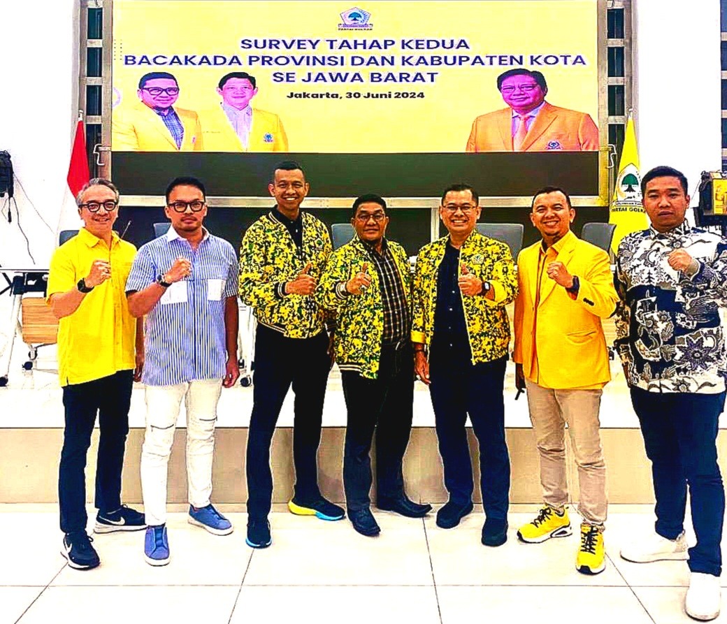 Foto bersama Faisal Harris beserta Ir. Iswara dari pengurus pusat Jawa I, serta Ketua Umum DPP Golkar, Sekjen DPP Golkar, Wakil Ketua Umum Pengurus Pusat, dan Ketua DPD Golkar Jawa Barat dalam mengikuti tahapan survei kedua bersama lembaga survei independen