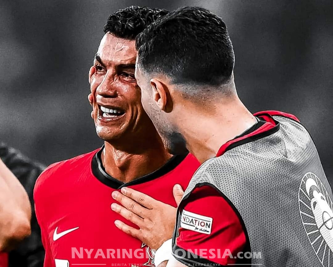Cristiano Ronaldo tampak sangat terpukul dan terlihat menangis usai gagal eksekusi penalti yang berhasil ditepis oleh kiper Slovenia, Jan Oblak