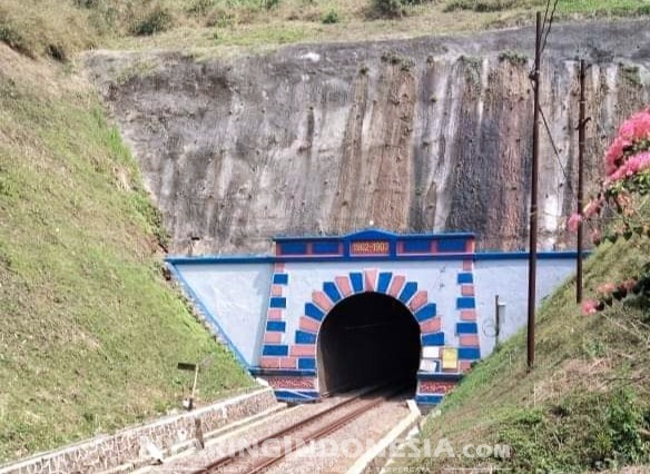 Terowongan Sasaksaat, atau dikenal juga sebagai Terowongan Saksa'at yang menghubungkan jalur antara Purwakarta dan Padalarang