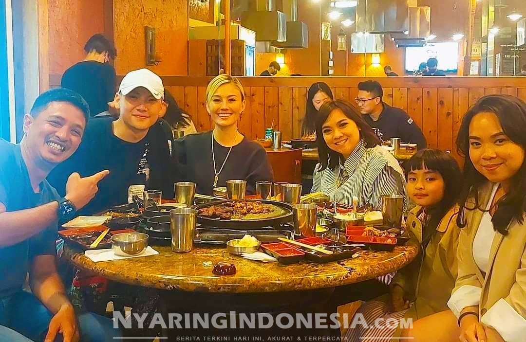 Eza Yayang (Bang Ojak) menikmati waktu liburan bersama istri dan anak-anaknya, tetapi juga bertemu dengan teman masa kecilnya, Agnez Mo