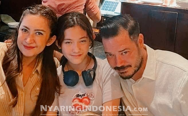Kebersamaan Nafa Urbach dan Zack Lee beserta Mikhaela Lee Jowono anak semata wayang