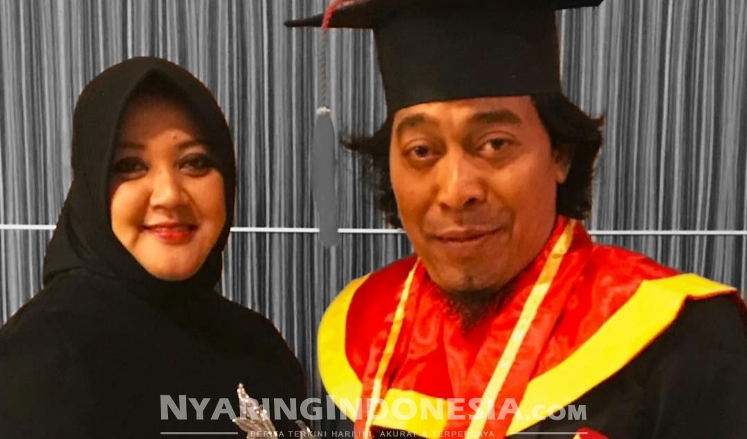 Komedian terkenal Komeng, berhasil menyelesaikan pendidikan tinggi dan meraih gelar sarjana dari Sekolah Tinggi Ilmu Ekonomi Tribuana Bekasi
