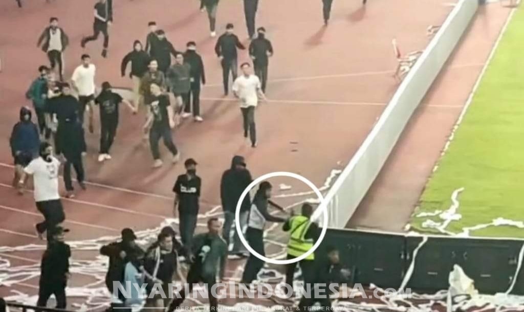 Kericuhan suporter yang terjadi usai pertandingan Persib Bandung melawan Persija Jakarta (23/9/2024) terjadi di Stadion Si Jalak Harupat