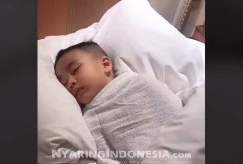 Potret Rayyanza Malik Ahmad (Cipung) tertidur pulas pakai kain ikhram usai tawwaf