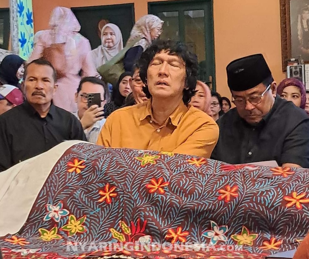 Foto: Ikang Fauzi Seakan tak percaya perempuan yang cerdas, kukuh pendirian, Istri Sholehah dan ibu yang sangat baik itu telah berpulang begitu cepat di sisi Allah SWT