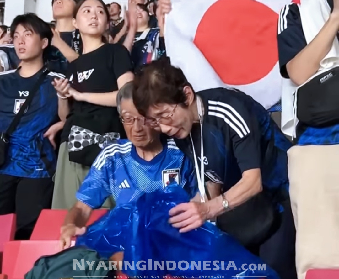 Luar biasa Suporter Jepang, terlahir displin dengan bersihkan sampah usai laga Timnas Indonesia vs Jepang di SUGBK