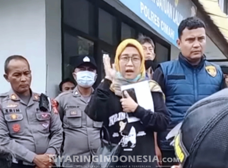 Linda salah satu perwakilan dari CV Yasindo Multi Pratama, perusahaan pemilik tangki pengangkut cairan Caustic Soda Liquid saat pertemuan dengan para korban di Padalarang, Selasa (24/12/2024)