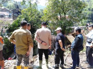 Hujan Deras di Cimahi Sebabkan Longsor, BPBD Fokus Pembersihan Material 3 IMG 20250308 WA0007