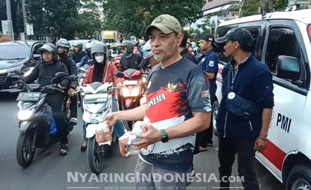Baksos berbagi takjil Komunitas Cimahi Kondusif di Alun-alun Kota Cimahi