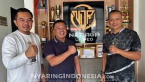 Dari CSR ke Prestasi, TMMS Bantu SSB Naraga Melahirkan Talenta Muda Sepak Bola 1 Staf Khusus KSAD Brigjen TNI Aminudin kanan disambut Anjas Jasmani paling kiri selaku perwakilan manajemen SSB Naraga Ciater
