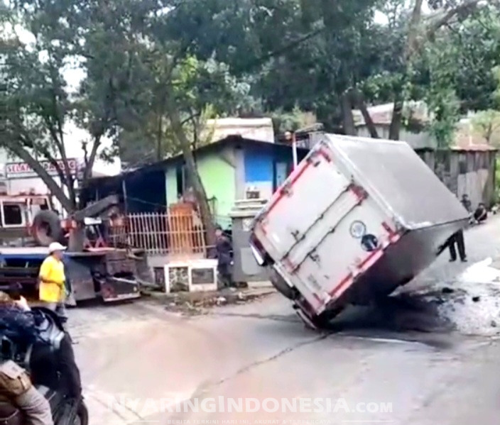 Mobil Box terguling